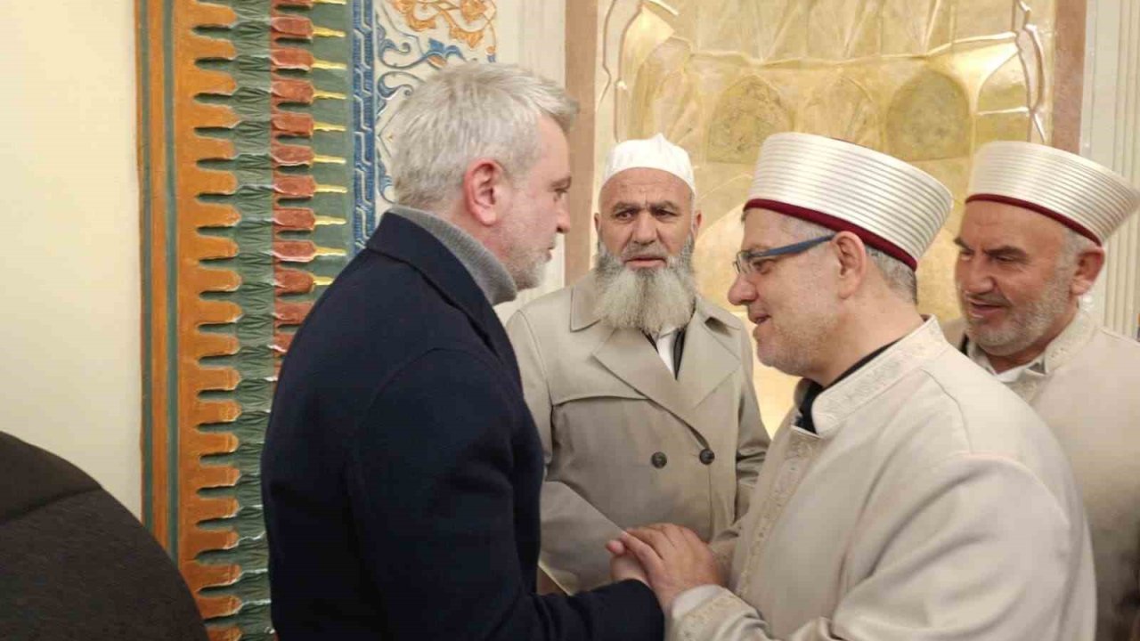 Tarihi Ulu Cami’de deprem sonrası ilk bayram namazı kılındı