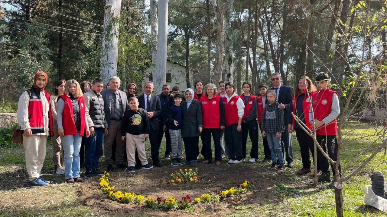 Tarım Lisesi öğrencilerinden özel eğitim okuluna çiçekli destek