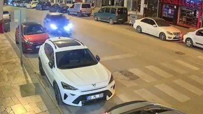 Tartıştığı motosikletliye çarpıp yoluna devam etti