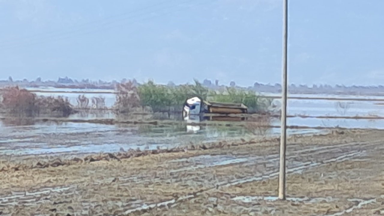 Taşkın sularında yan mahsur kalan tır sürücüsünü itfaiye ekipleri kurtardı