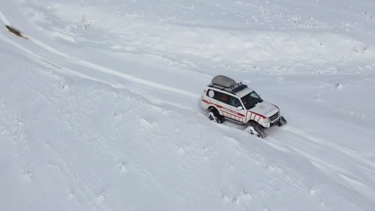 Tatvan’da rahatsızlanan hasta paletli ambulansla kurtarıldı