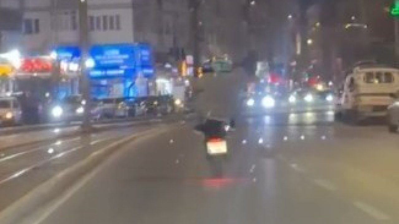 Tek teker kaldıran motosikletli trafiği böyle tehlikeye attı