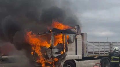 Tekirdağ’da park halindeki tır alev alev yandı