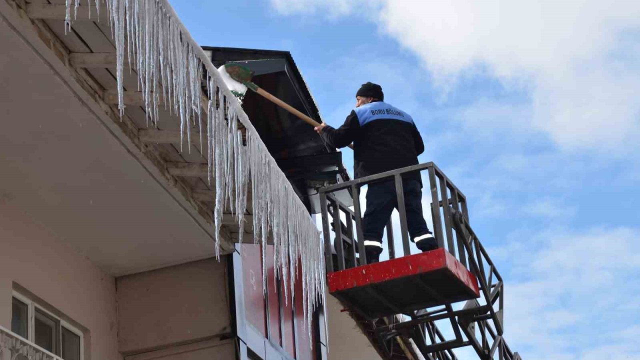 Tercan’da buz sarkıtları temizlendi