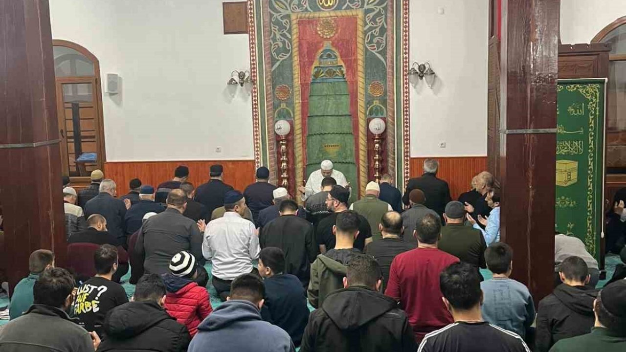 Tercan’da vatandaşlar Kadir Gecesi’nde camileri doldurdu