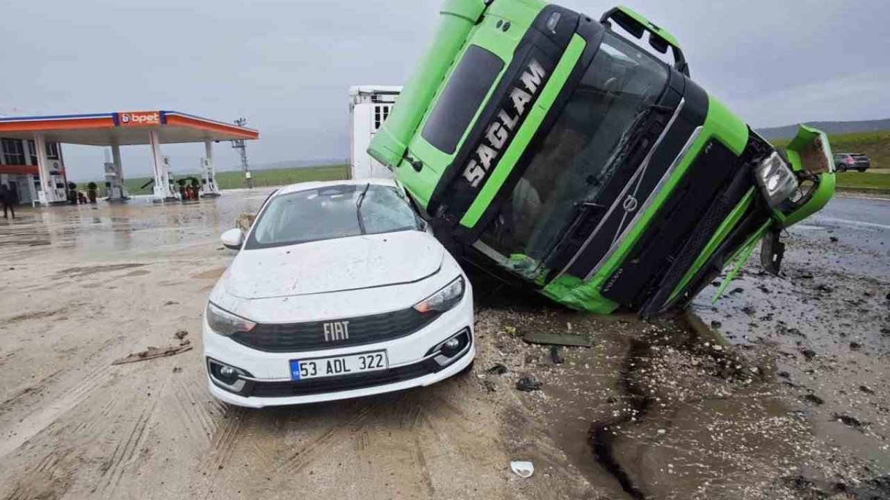 Tır otomobilin üstüne devrildi