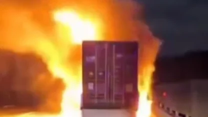 Tır üzerindeki konteyner alev alev yandı