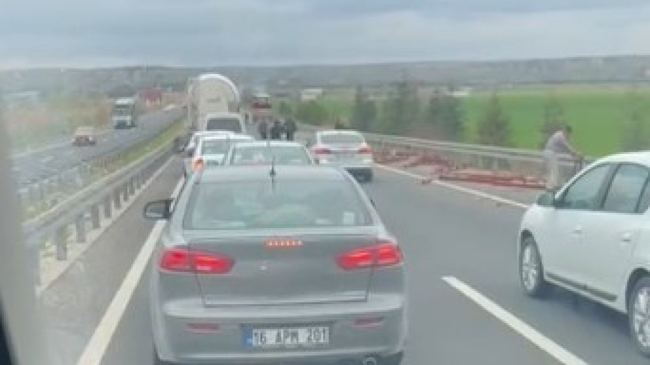 Tırda yüklü olan profil demirler yola savruldu, arkadaki araç zarar gördü