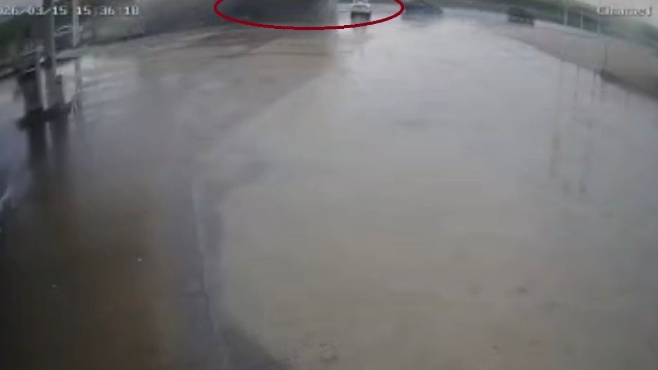 Tırın otomobilin üstüne devrildiği anlar kamerada