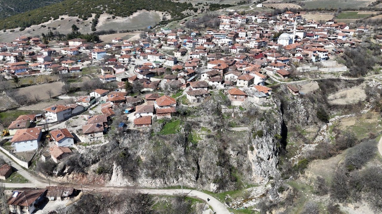 Tokat’ta 5,6 büyüklüğündeki depremin merkezi Pınarbeyli havadan görüntülendi