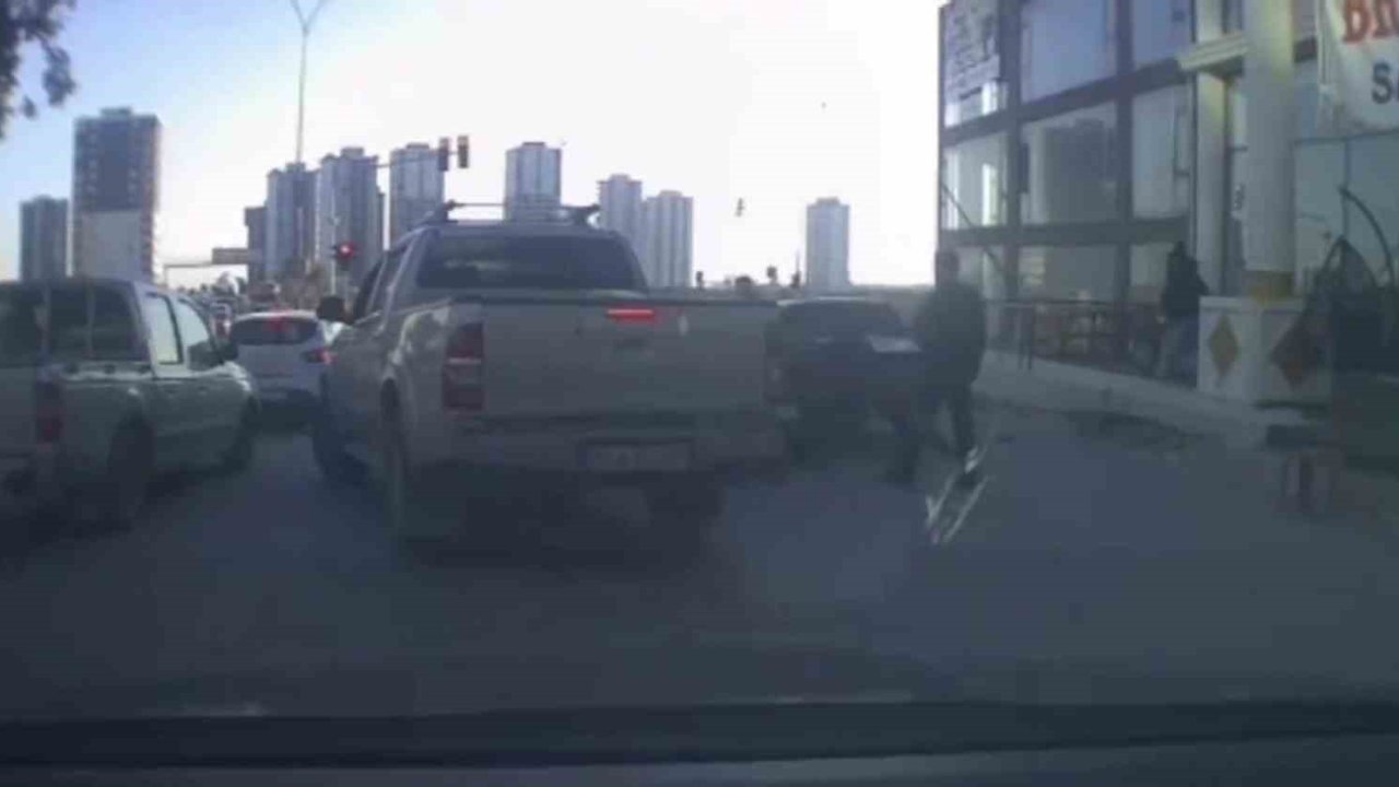 Trafikte tartıştıkları kişinin aracına sopa ve sandalyelerle saldırdılar