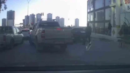 Trafikte tartıştıkları kişinin aracına sopa ve sandalyelerle saldırdılar