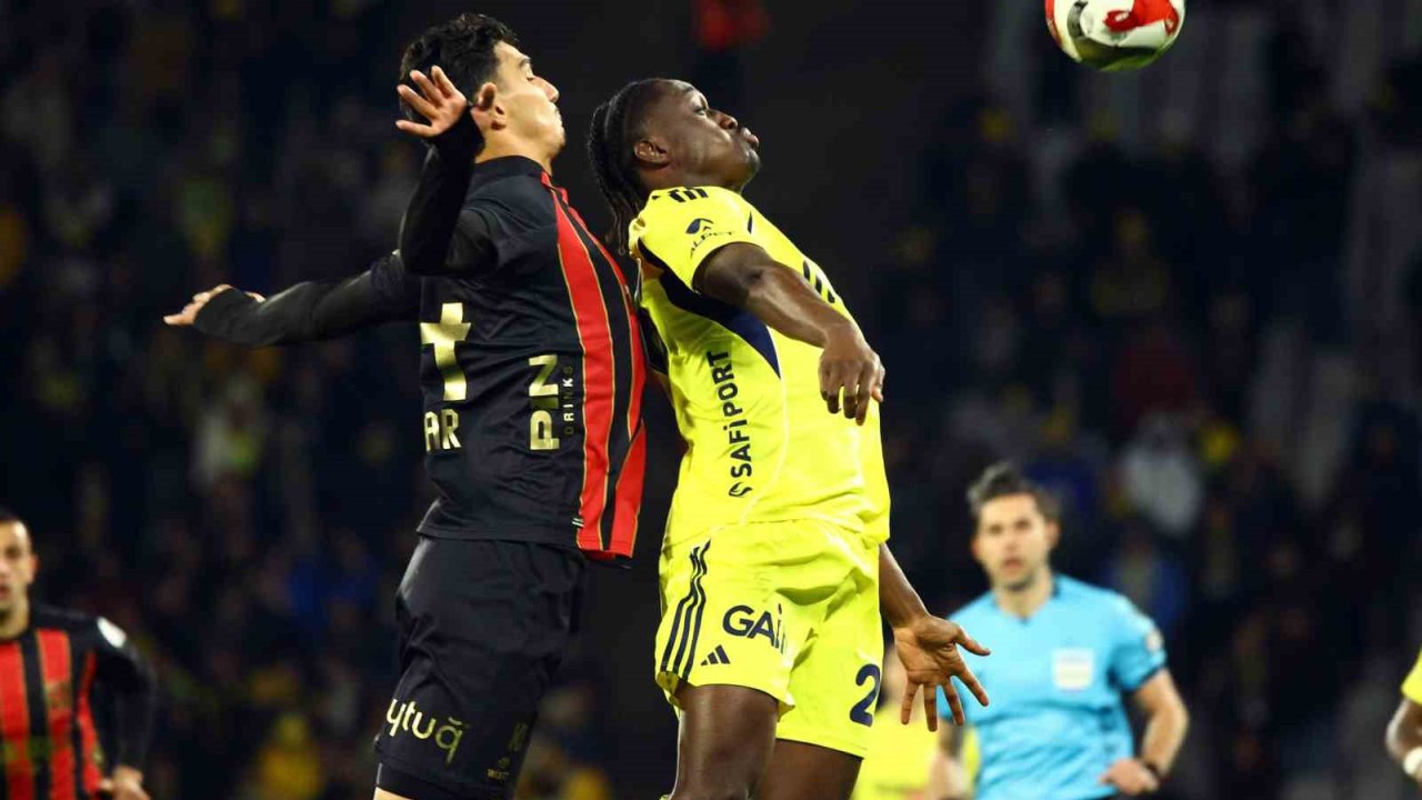 Trendyol Süper Lig: Fatih Karagümrük: 1 - Fenerbahçe: 0 (Maç devam ediyor)