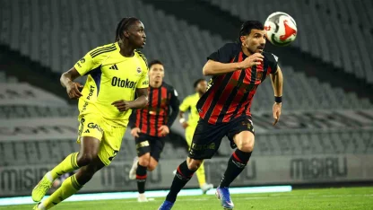 Trendyol Süper Lig: Fatih Karagümrük: 2 - Fenerbahçe: 0 (İlk yarı)