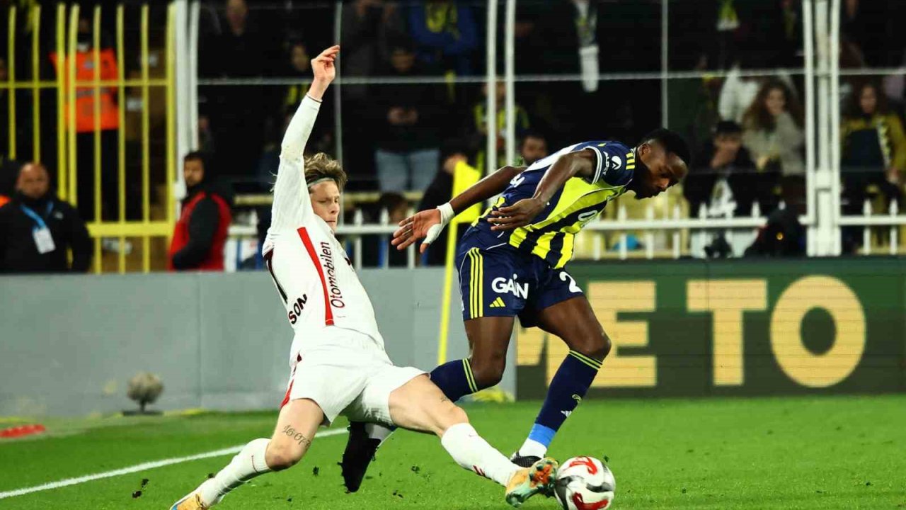 Trendyol Süper Lig: Fenerbahçe: 1 - Samsunspor: 2 (İlk yarı)