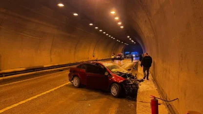 Tünelde iki otomobil çarpıştı: 7 yaralı
