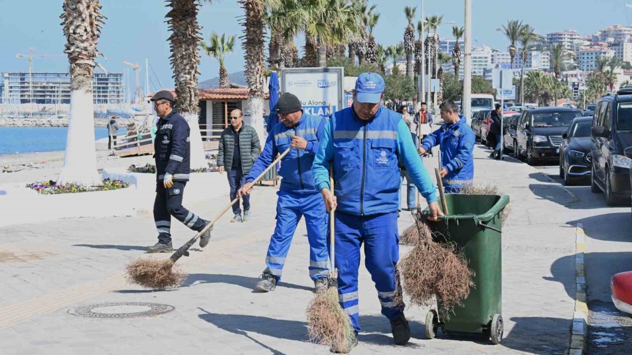 Turizm kenti Kuşadası, bayrama hazırlandı
