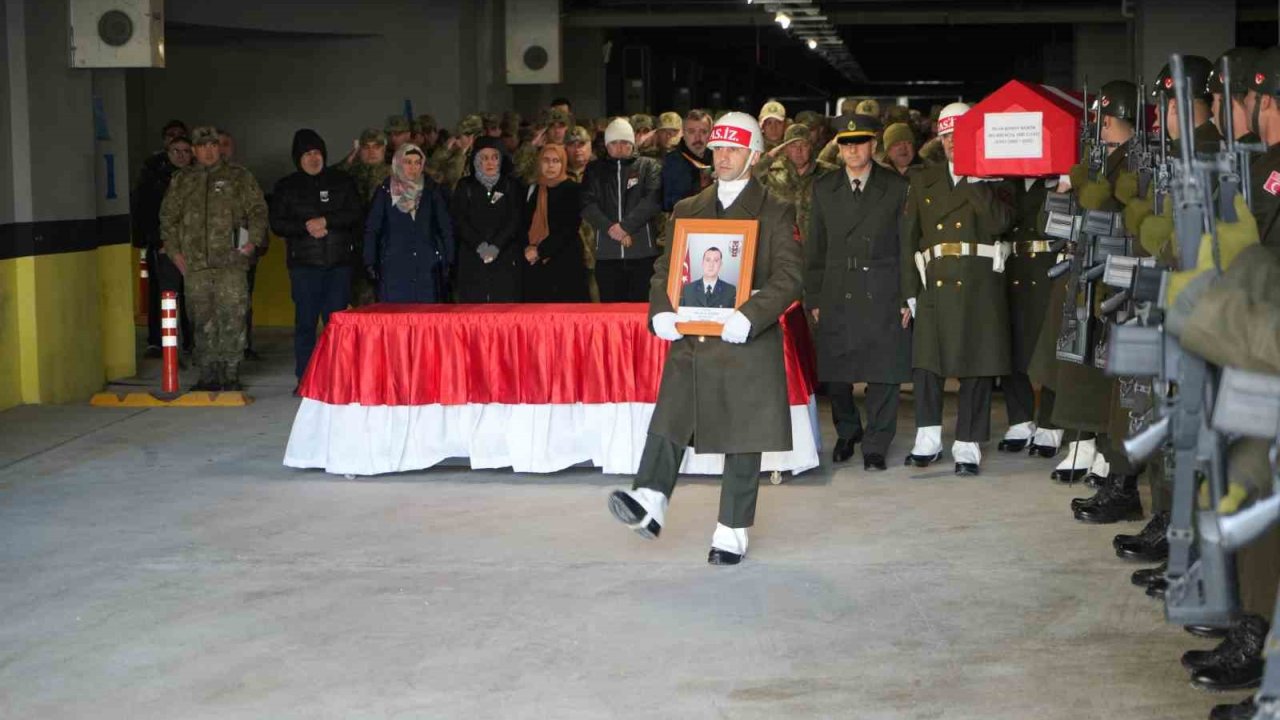 Türk bayrağına sarılı naaşıyla memleketine uğurlandı