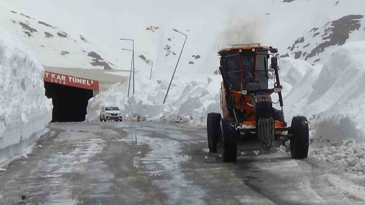 Türkiye’de kar rekoru Van’da kırıldı: Karabet Geçidi’nde kar kalınlığı 3 metreyi geçti