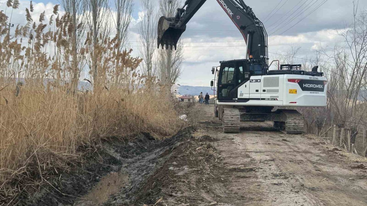 Tuzluca’da 10 kilometrelik sulama hattı temizleniyor