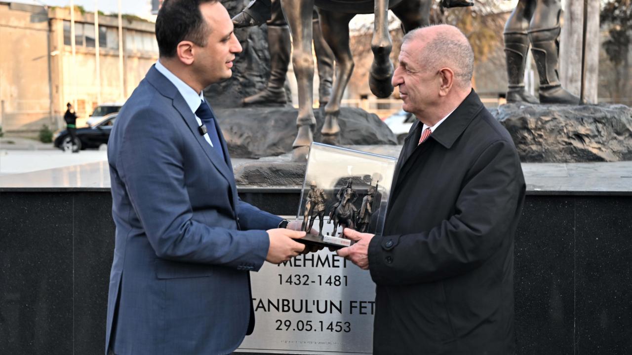 Ümit Özdağ Abide-i Hürriyet Meydanı’na övgü: “Böyle bir yeri görmekten büyük mutluluk duydum.”