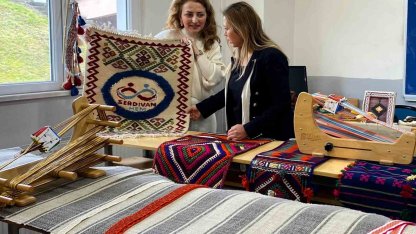 Üniversiteli öğrenciler geleneksel dokumayı yerinde öğrendi