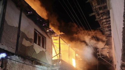 Uşak’ta iki katlı evde çıkan yangın söndürüldü