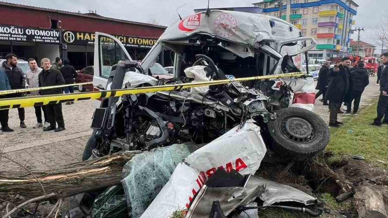 Vakaya giden ambulans kaza yaptı: 1 ölü, 3 yaralı
