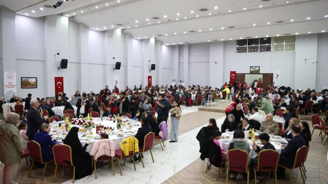 Vali Çakır, Dünya Yetimler Günü’nde koruyucu aileler ve çocuklarla iftarda buluştu