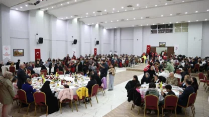 Vali Çakır, Dünya Yetimler Günü’nde koruyucu aileler ve çocuklarla iftarda buluştu
