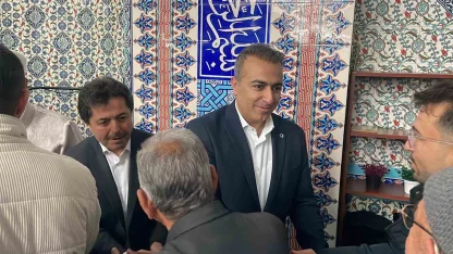 Vali Çiçek ve protokol üyeleri namaz sonrası vatandaşlarla bayramlaştı