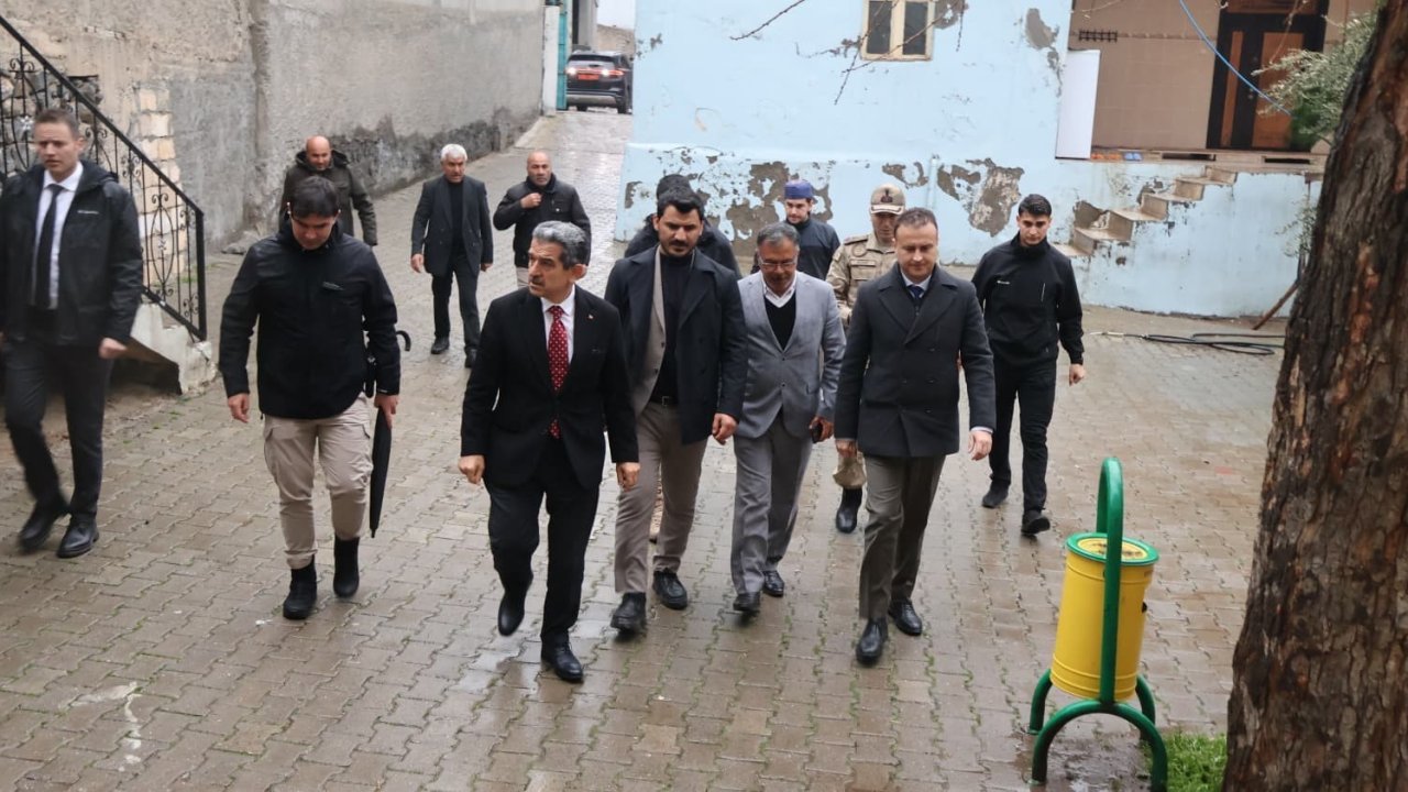 Vali Ekici selin vurduğu Oyalı köyünde: "Vatandaşımız yalnız değil"