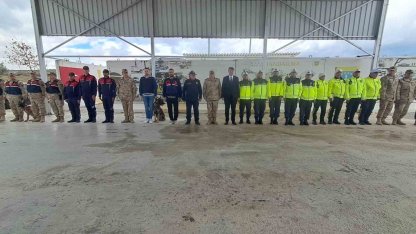 Vali Kalaylı uygulama noktasında güvenlik güçleri ve vatandaşlarla bayramlaştı