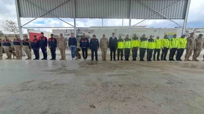 Vali Kalaylı uygulama noktasında güvenlik güçleri ve vatandaşlarla bayramlaştı