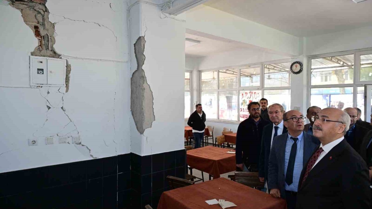 Vali Köşger, 5.1’lik depremin merkez üssü Buldan’da incelemelerde bulundu