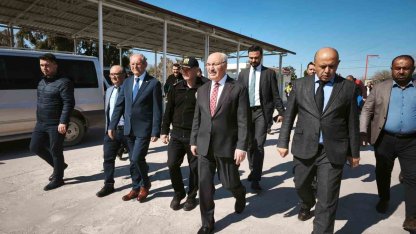 Vali Köşger açıklama yaptığı sırada artçı depreme yakalandı