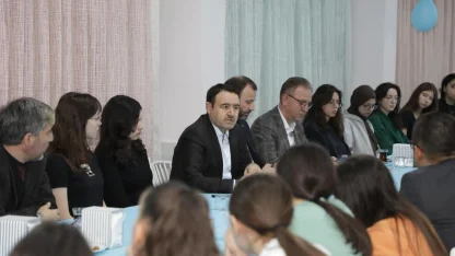 Vali Musa Işın, Necip Fazıl Kısakürek Anadolu Lisesi’nde öğrencilerle iftar yaptı