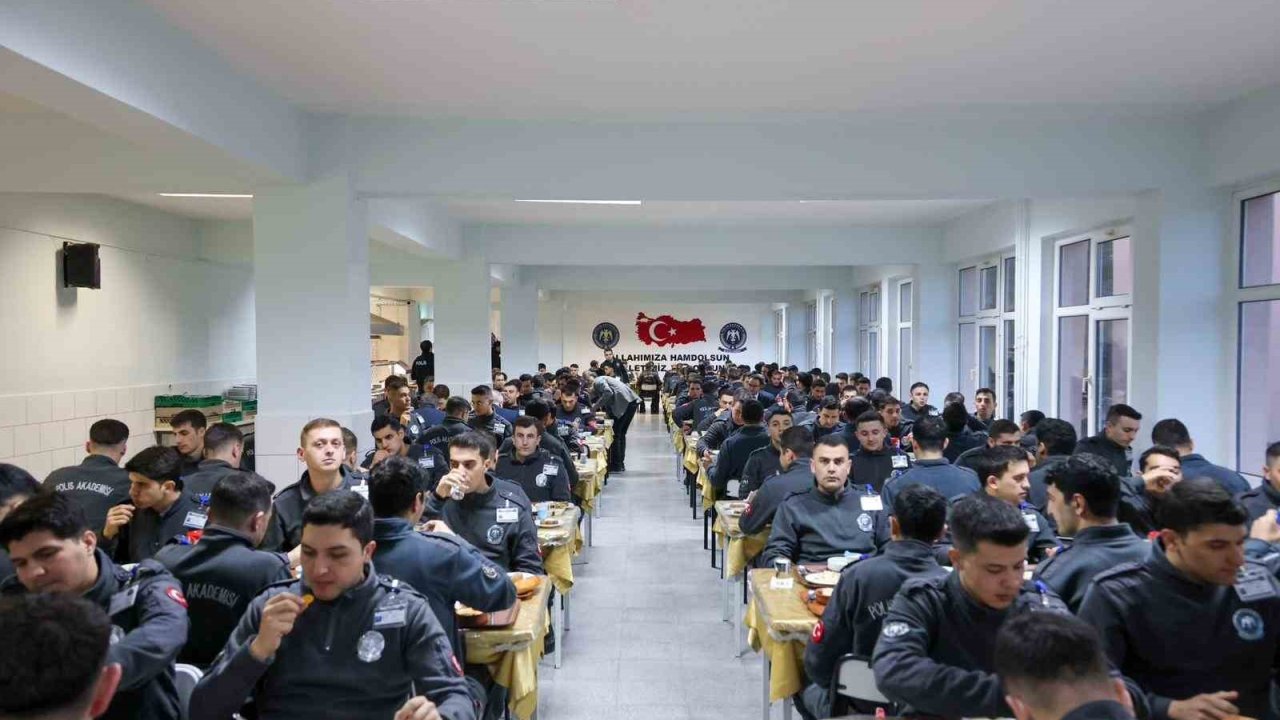 Vali Sözer, polis adaylarıyla iftarda buluştu