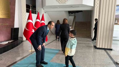 Vali Taşolar bayram geleneğini sürdürdü, çocuklara harçlık verdi