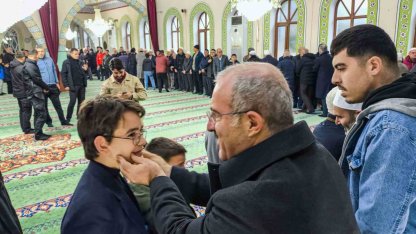 Vali Toraman, namaz sonrası vatandaşlarla bayramlaştı