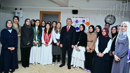 Vali Yılmaz, kız yurdunda kalan uluslararası öğrencilerle iftar yaptı