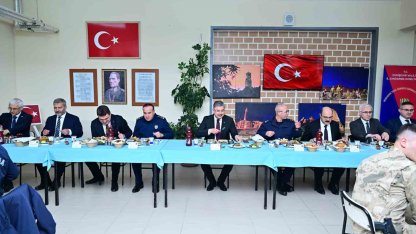 Vali Yılmaz, vatani görevini yapan er ve erbaşlar ile iftar yaptı
