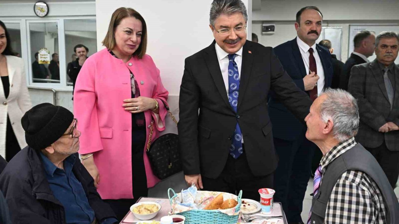Vali Yılmaz ve eşi, huzurevi sakinleriyle iftar yaptı