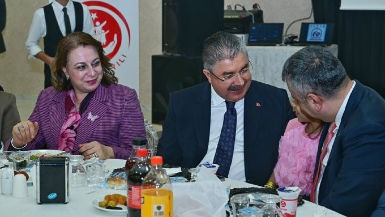 Vali Yılmaz ve eşi, koruyucu ailelerle iftar sofrasında buluştu