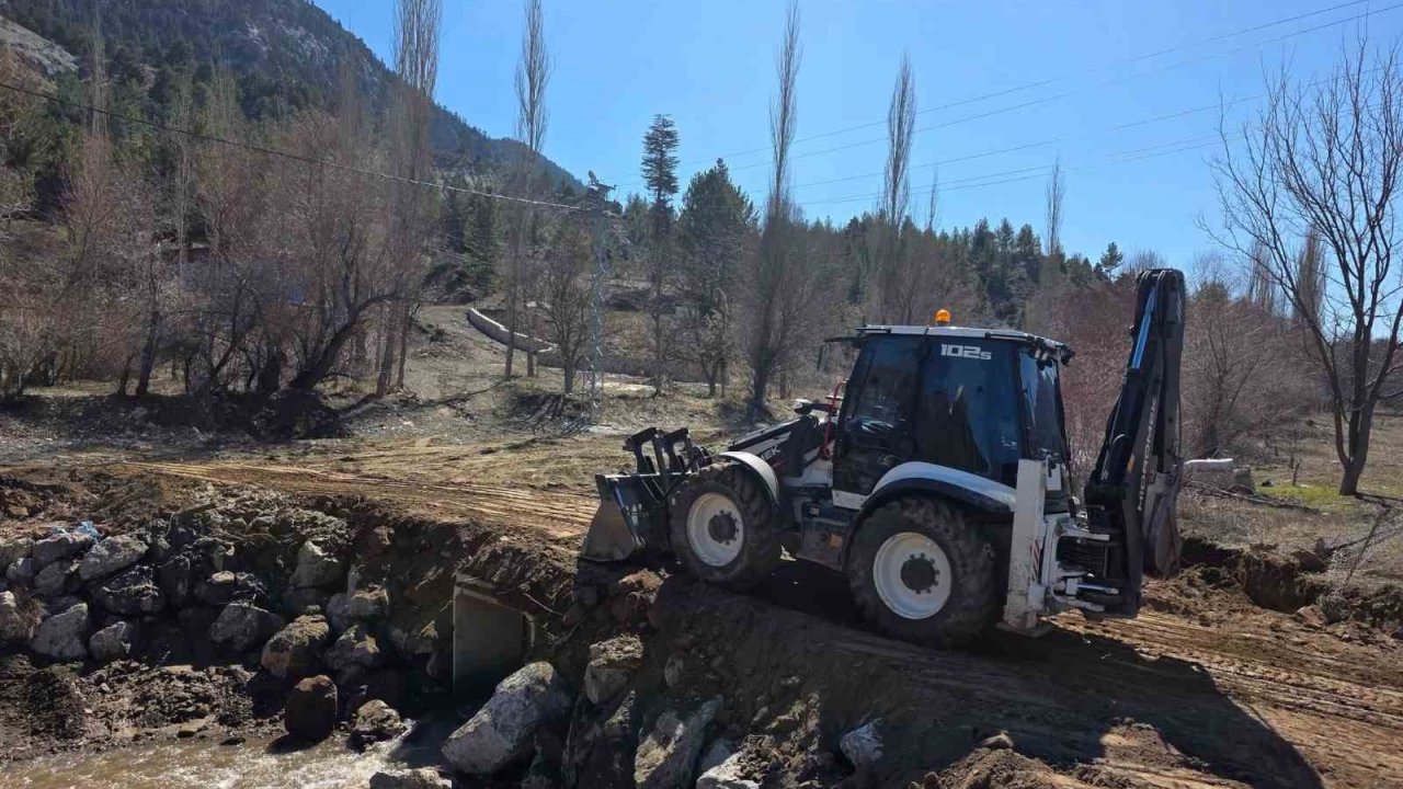 Yağışlar sonrası kapanan yol yeniden ulaşıma açıldı