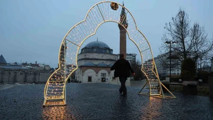Yağmura rağmen dışarıda saf tuttular: 4 asırlık camide bayram namazı kıldılar