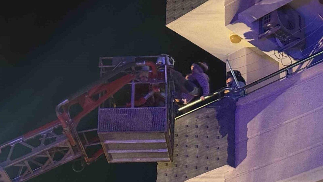 Yangın çıkan apartmanda can pazarı: 30 kişiyi itfaiye kurtardı