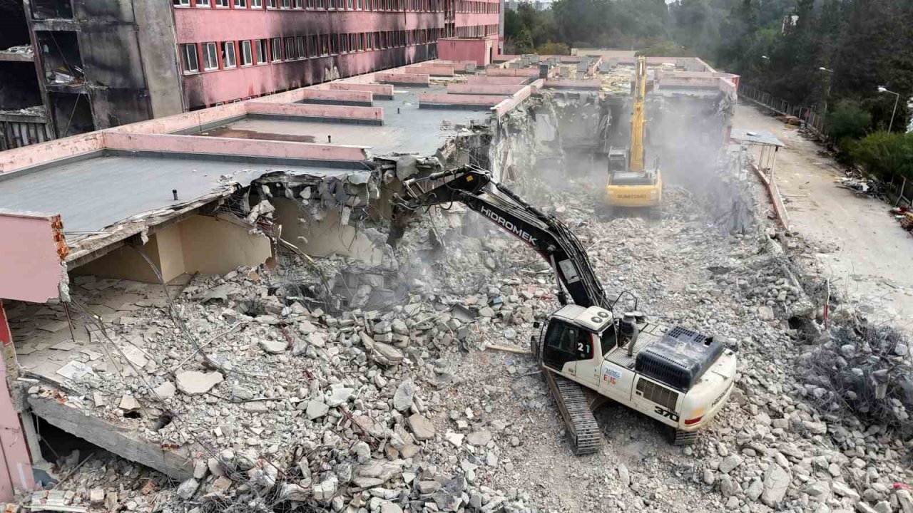 Yangında kullanılamaz hale gelen hastane, 3 yılın ardından yıkılmaya başlandı