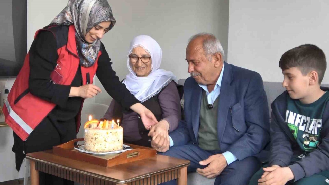 Yaşlı çift, çocukların getirdiği pasta ile Yaşlılar Haftası’nı kutladı