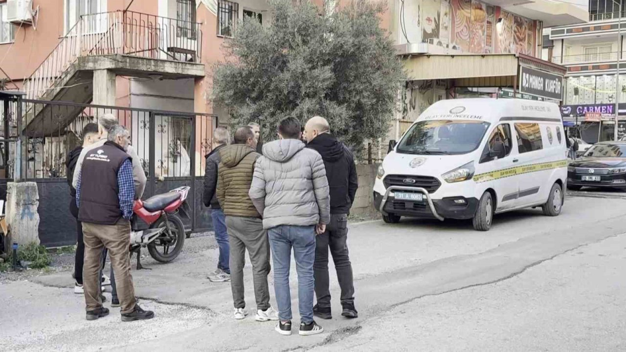 Yaşlı kadını altınları için darp edip, ağır yaraladılar